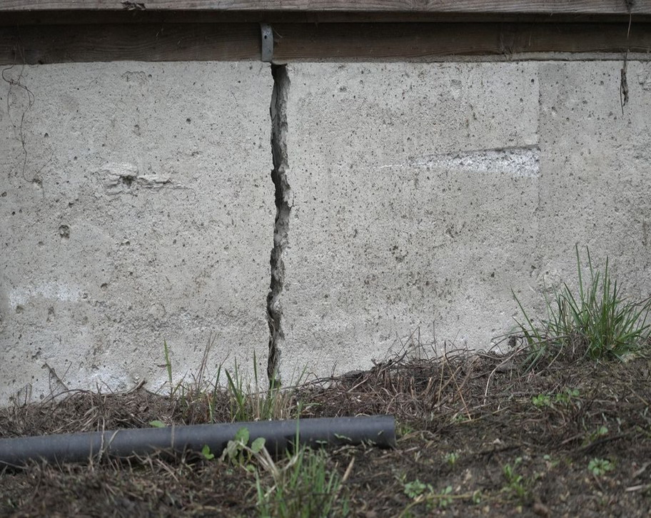 How to fix vertical concrete cracks