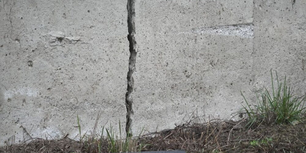 How to fix vertical concrete cracks